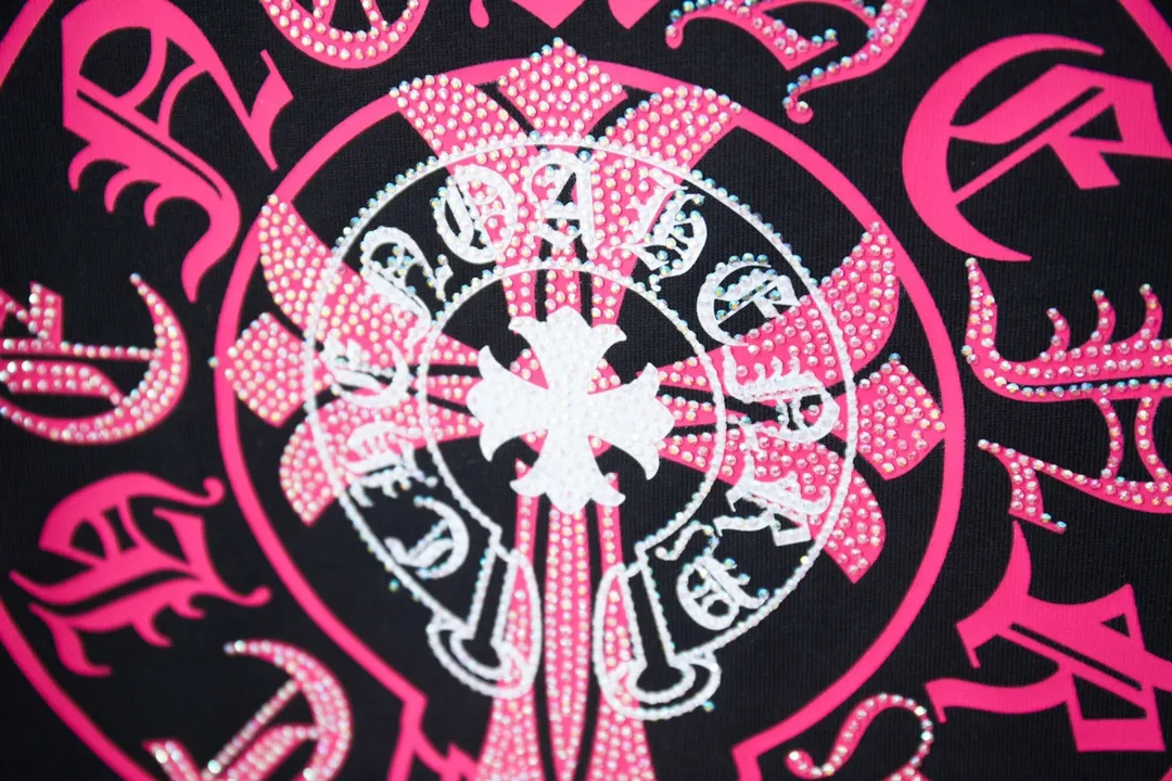 🅿️190 Ch*ome Hearte 25SS early spring new style Crow heart graffiti printed hot diamond short sleeves Light luxury essential item for daily commuting for men and women Correct version Welcome to compare Detailed features · 320g 100% pure cotton double yarn jersey fabric · Custom dyed in the same cylinder, special thickened 32 pieces double-strand 1X1 thread · Digital direct printing ➕Imported Australian pearlescent diamonds · Double needle stitching and cross-stitch technology · Original main mark, washed tag, brand moisture-proof paper packaging Color: black/white/rose red/grey Size: S/M/L/XL